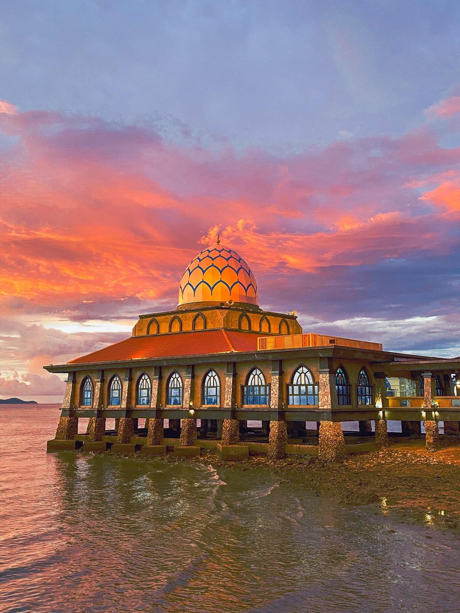 Facing the Malacca Straits, Masjid Al-Hussain reflected the beautiful colours of sky, highlighting Perlis's calm and serinity vibes. 

📍Masjid Al- Hussain, Kuala Perlis, Perlis
📷IG: mimiejaffry

#MalaysiaTrulyAsia #InilahMasanya #CutiCutiMalaysia #VisitMalaysia2026