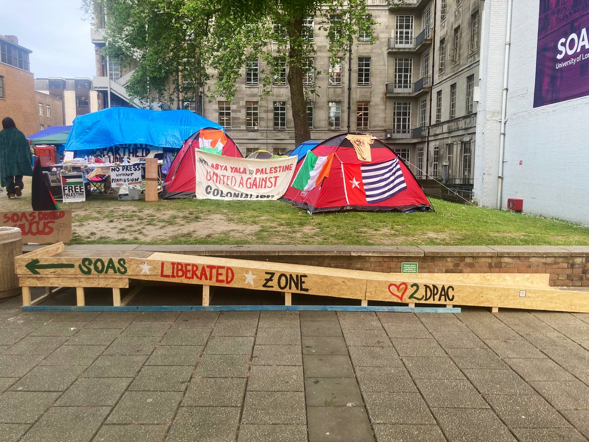 I spent most of today at the @SOAS Liberated Zone for Gaza helping create a ramp to the encampment on behalf of DPAC (@Dis_PPL_Protest). This is the only green space on campus, & student have been asking the uni to make it accessible for 3 yrs. We made it happen in 3.5 days.🇵🇸♿️