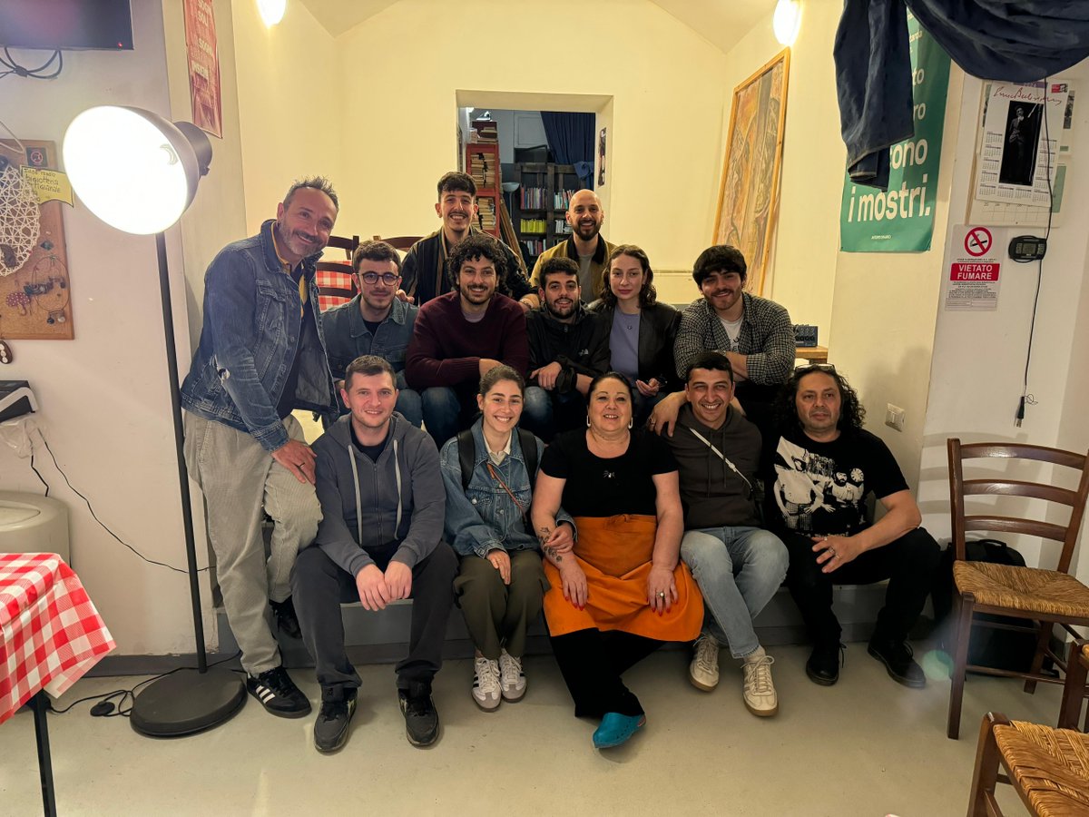 Viterbo’da @orchestralunata üyeleri ile bir araya geldik. 

Yarın Tuscia Üniversitesinde Enternasyonal Sanat Cephesi üyelerinin düzenleyeceği seminerde Grup Yorum’un sanat anlayışını anlatacağız… 

#grupyorumheryerde