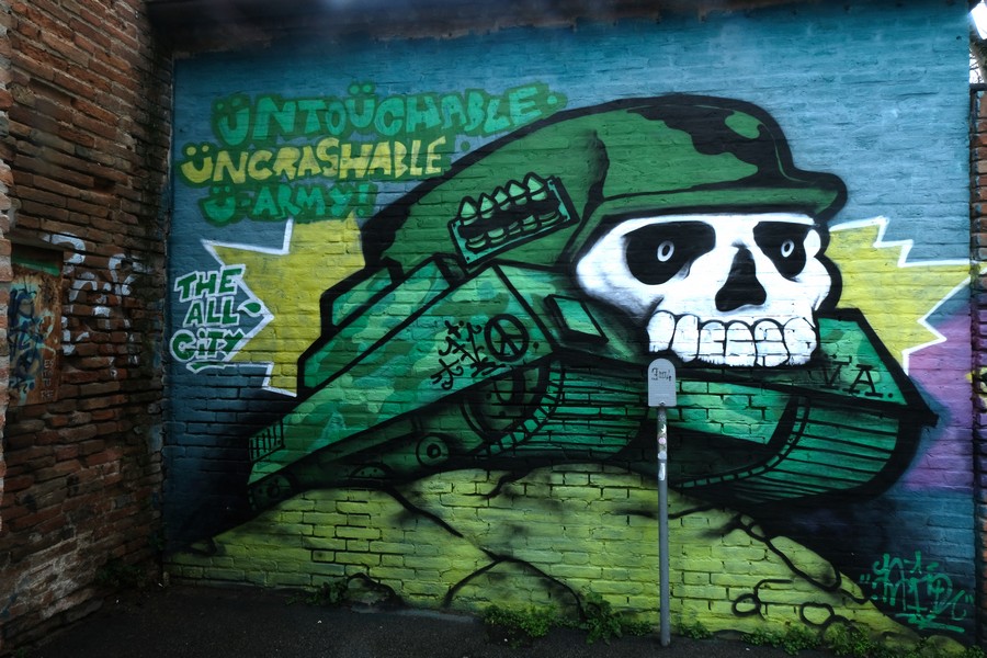 Untouchable, uncrashable ... marcaval.blogspot.com/2024/05/untouc… #Ferrara #graffiti