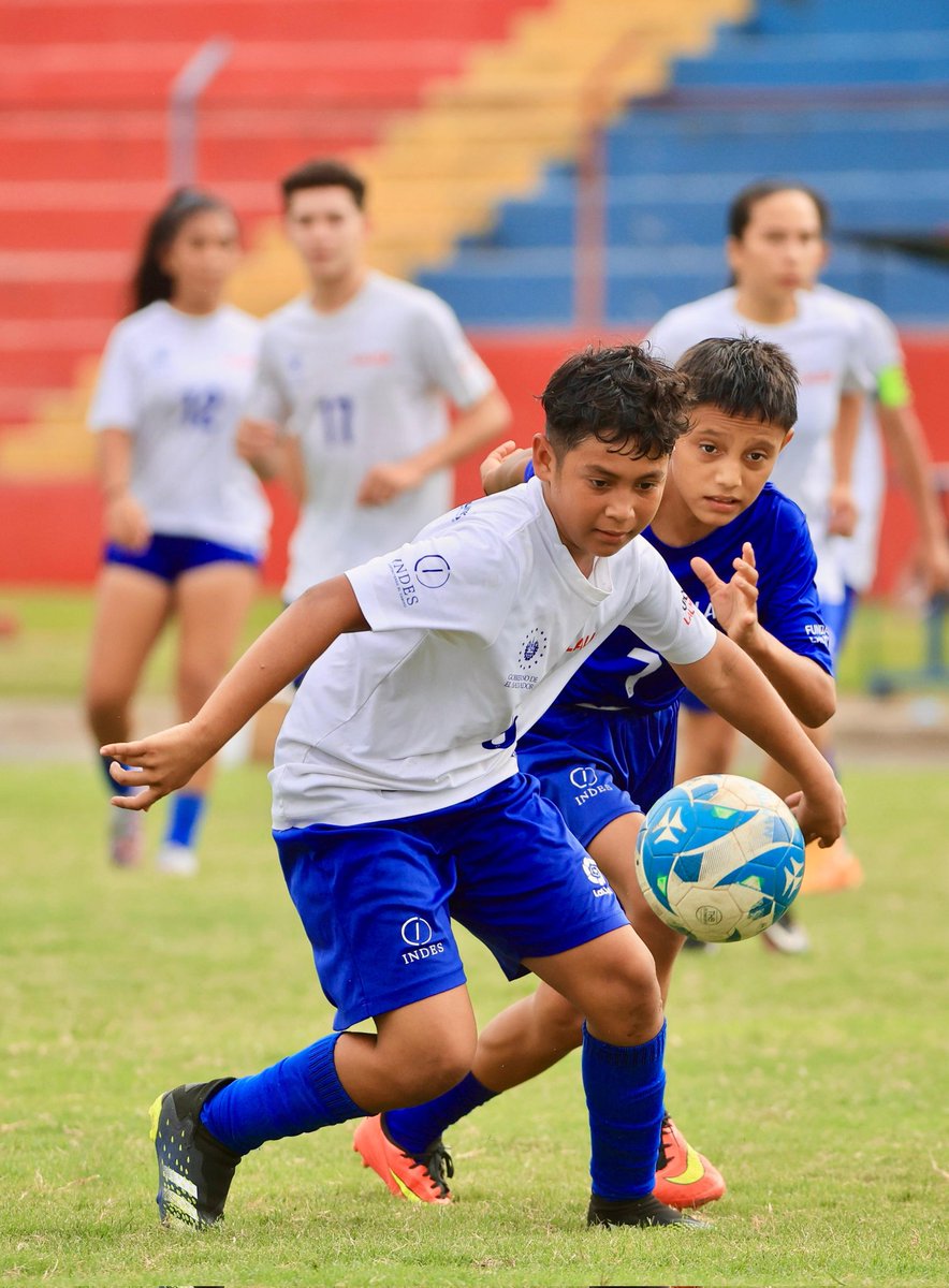 indeselsalvador's tweet photo. #CopaAlevines | El Refugio y San Julián se enfrentan en el segundo partido de la triangular final de la zona occidental de la Copa Alevines 2024.

En el primer encuentro, El Refugio ganó 4-1 a Santa Ana 1.

#ConstruyendoElCamino https://t.co/ZB49uHMQYG