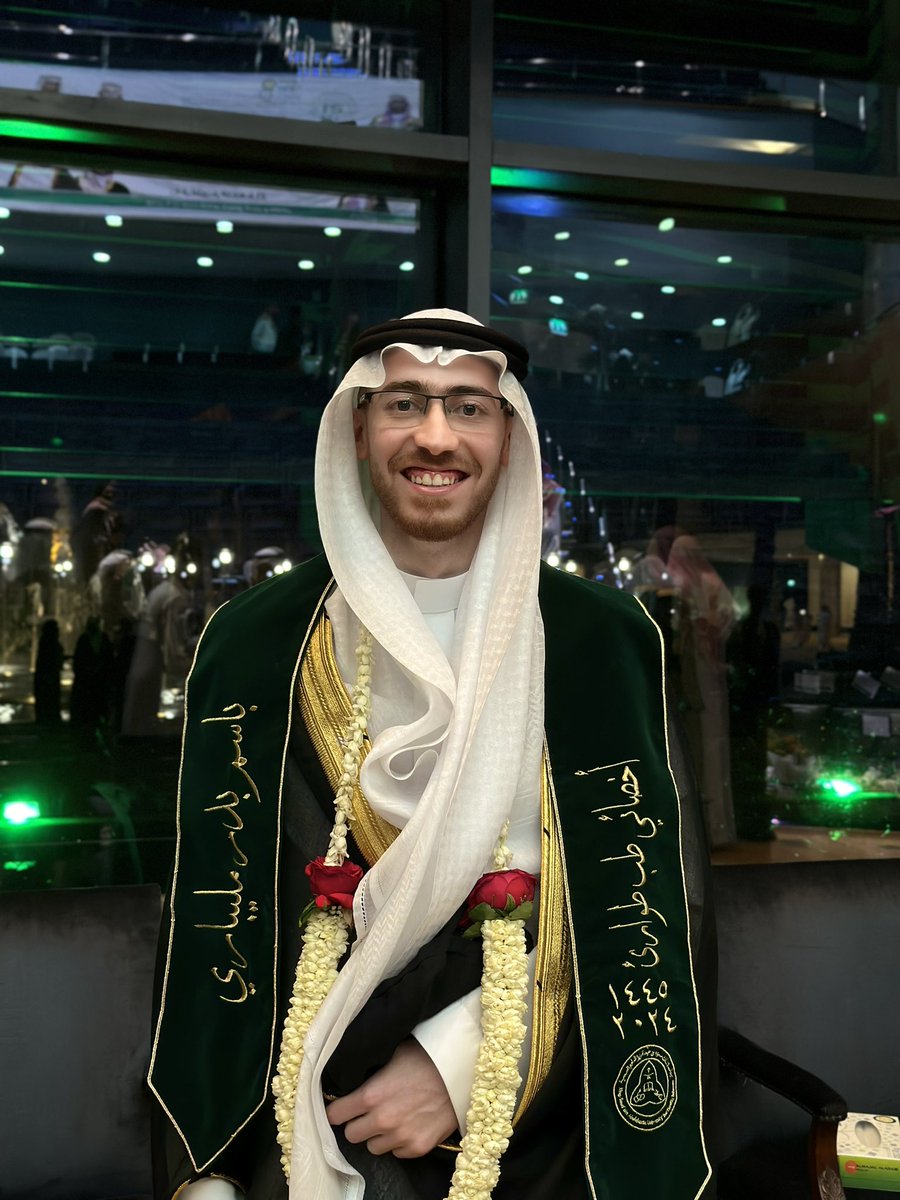 BasimMilibari's tweet photo. ﴿وَآخِرُ دَعواهُم أَنِ الحَمدُ لِلَّهِ رَبِّ العالَمينَ﴾ 
الحمدلله الذي بنعمته تتم الصالحات .. تم بحمدالله وفضله تخرجي اسال الله ينفعني وينفع بي ويوفقني لما يحب ويرضى 🎓❤️ https://t.co/jebuLxSQlU