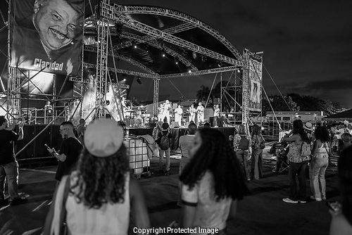 Festival de Claridad 2024 #claridad #puertorico #fotografianocturna #nightphotography #streetphotography #monochrome #monocromo #leica #leicaq2monochrome by Rolando Emmanuelli-JimEnez: (Rolando Emmanuelli-JimEnez) dlvr.it/T6qxNR #remmanuelli #nocturna