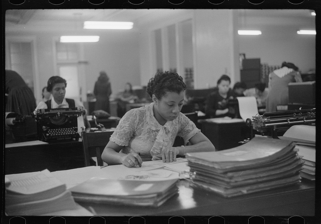 Know something about archives? Content management systems? Black Chicago? Come intern for the BMRC! Learn more about our PAID internship on our website: ow.ly/KZPR50RF10j #BlackChicago #ArchivesInternship #PaidInternship #ArchivesJob