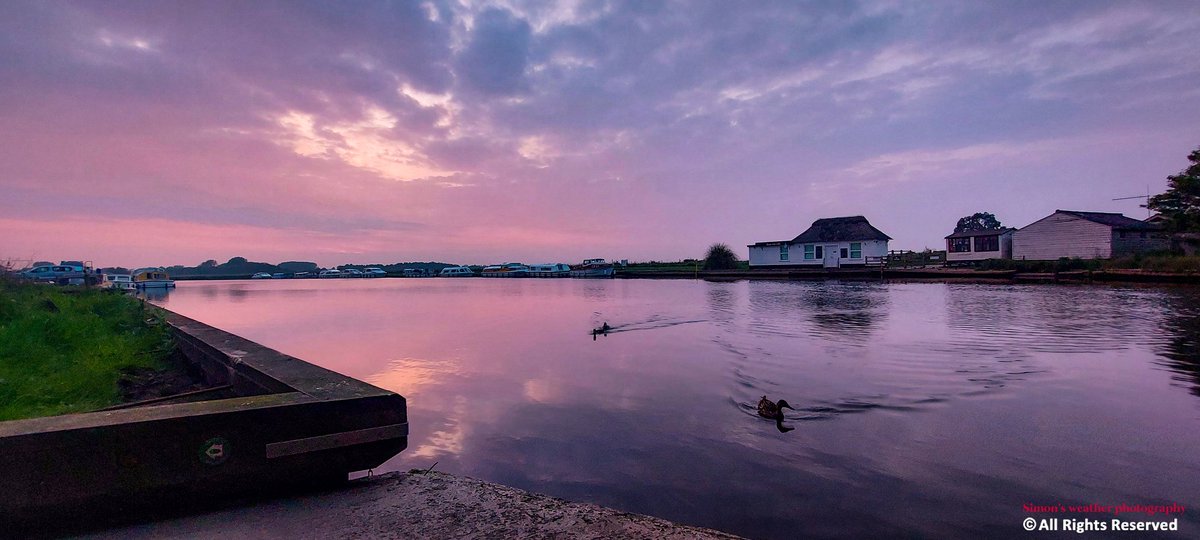 Tonight's cloudy sunset at Acle Bridge @StormchaserUKEU @carlharlott @danholley_ @stormbell @Lowweather @PhotographyWx @bbcweather @BBCWthrWatchers @itvweather @metoffice @ChrisPage90 @WeatherAisling #loveukweather✅ @liamdutton @GavinPartridge @BBCLookEast @itvanglia