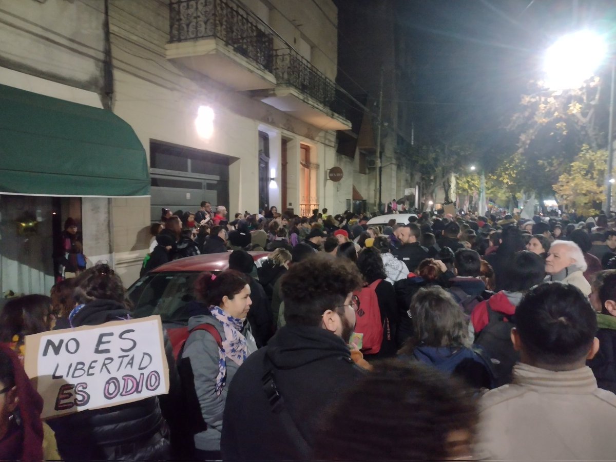 🇦🇷#Ahora
En Barracas así está la calle frente al hotel donde Pamela, Roxana, Andrea y Sofía fueron atacadas x lesbianas.
#FueLesbicidio
📢Tres de ellas murieron y Sofía se recupera pero necesita ayuda.