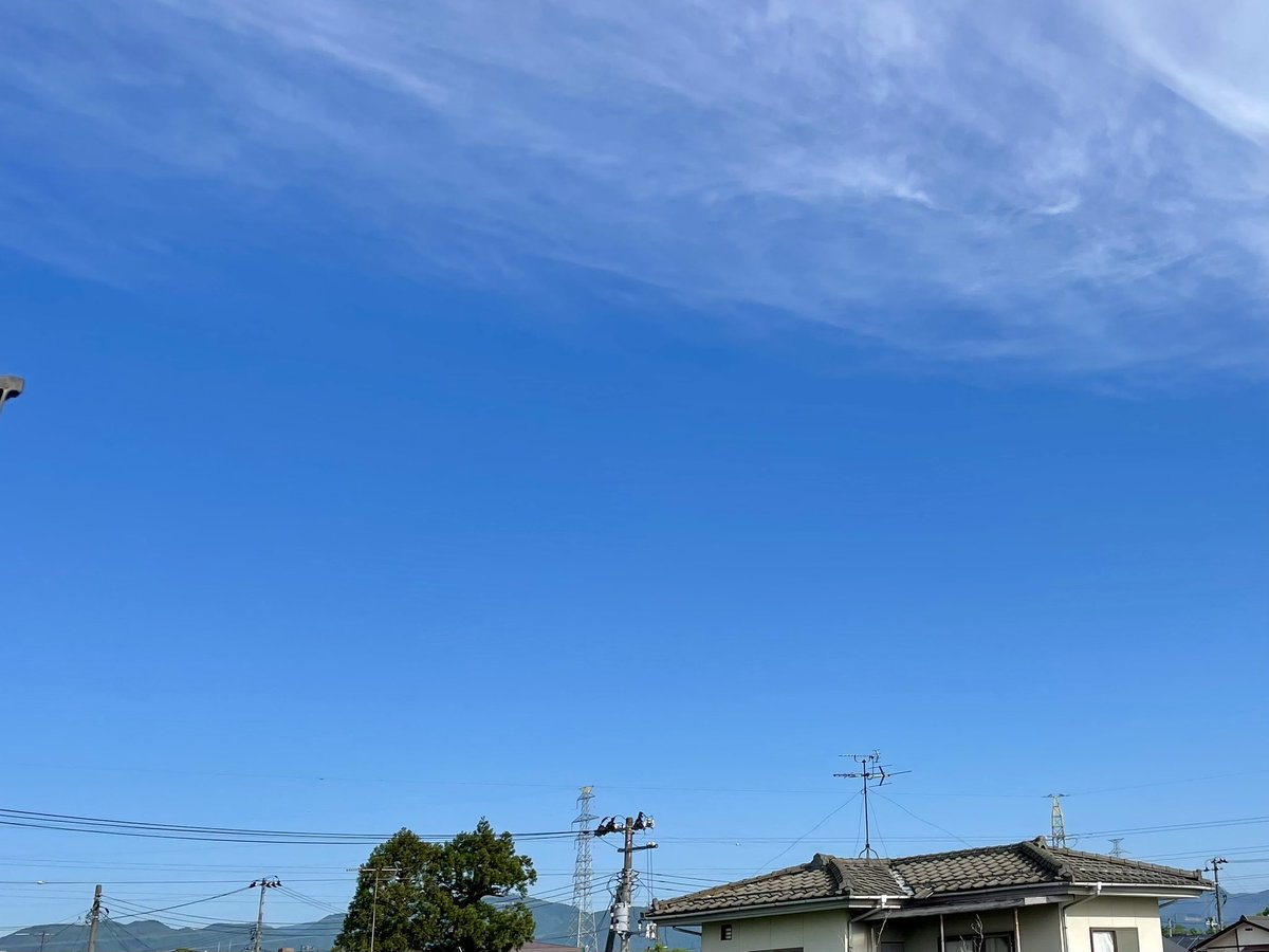 おはようございます。
 #福島市
雨上がりひんやりな朝。
薄雲が広がっていますが澄んだ青空です☀️
今週は夫が日曜出勤でスタートしているので曜日感覚が変な感じ😅
火曜日よい一日を～🤗

 #空ネット
 #空がある風景
 #マイあさ
 #全開朝撮