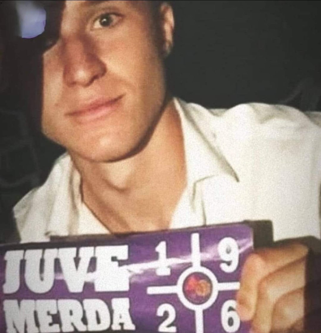 @Aldo_DGDM Un po' come quei Signori che portano i bimbi allo juve Stadium e a ogni rinvio del portiere avversario gridano ' merda'!
Così... chi la fa l'aspetti, sempre i più odiati e protagonisti del malaffare, per questo insopportabili anche dai bambini.
È la figlia di Chiesa, tranquillo