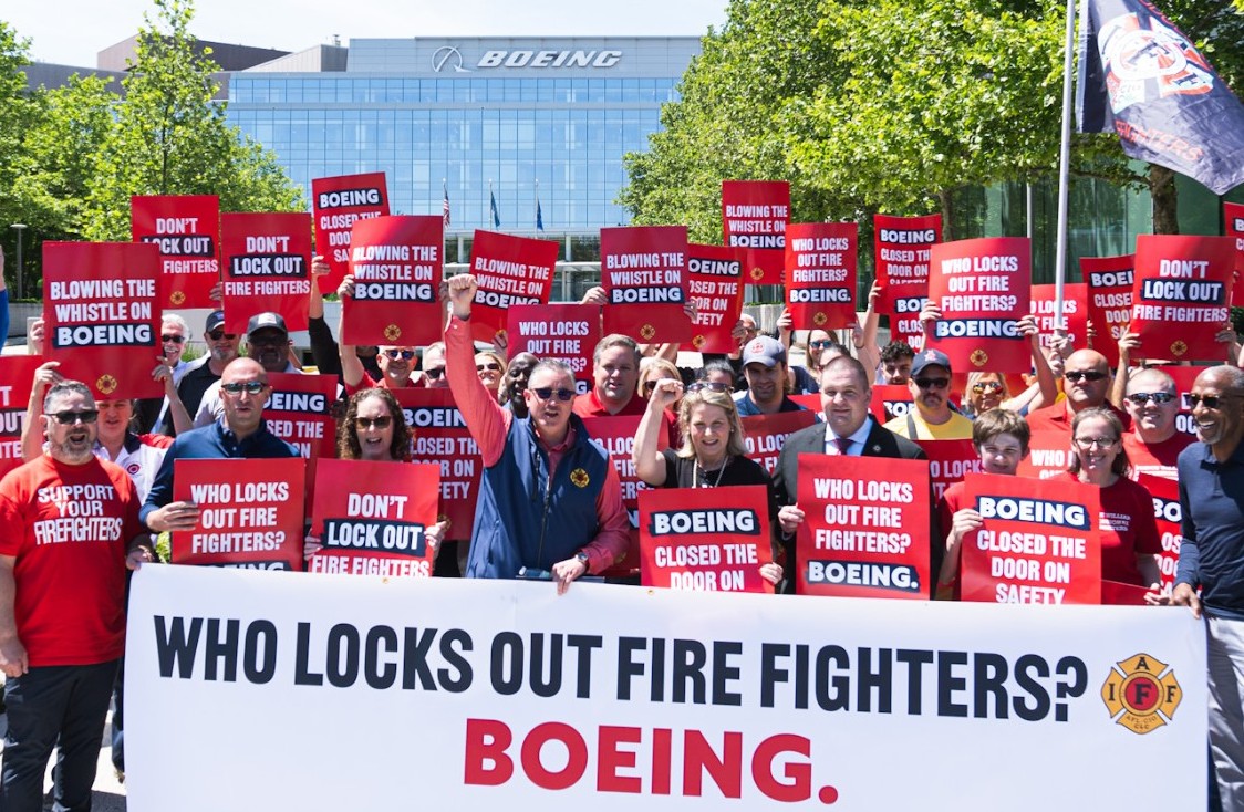 🔥💪 End the #BoeingLockout! #UnionStrong We proudly stand w/ @BoeingFFs who are committed to providing public safety for the 35K employees who work at @Boeing facilities every day. All we ask in return is a fair #contract. Read more on the lockout: brnw.ch/21wJK6t