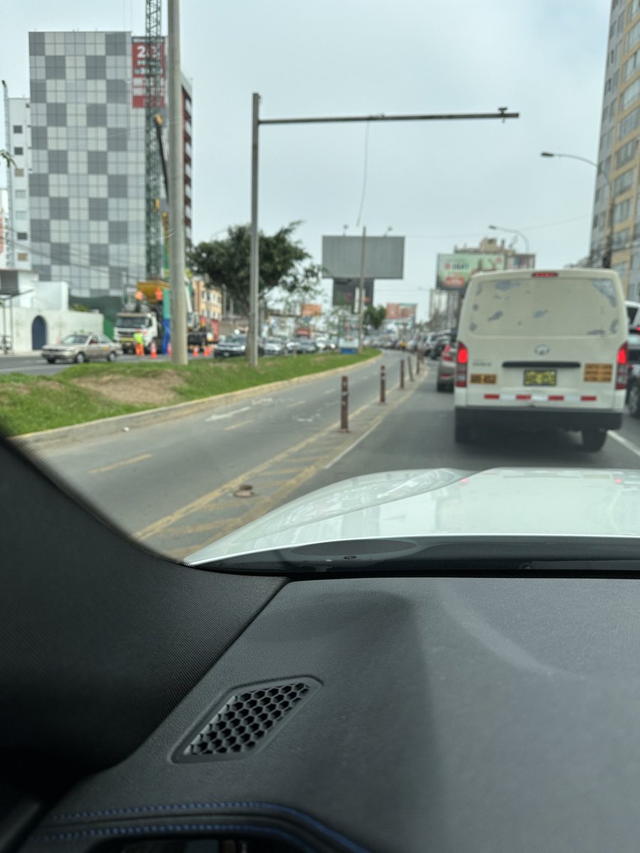 Congestión total en todo Lima y ciclovías totalmente vacías a toda hora. Caótico y nadie hace nada.
