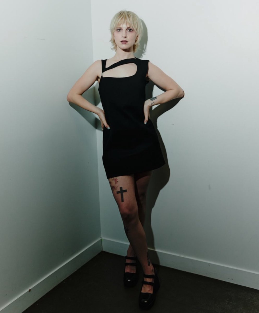 I thought she was getting the thigh tattoos laser removed what is going on, image size:993x1200