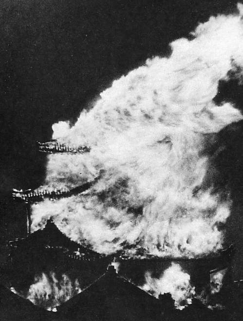 名古屋大空襲にて、焼夷弾の直撃を受けて炎上する名古屋城天守 (1945.5.14)