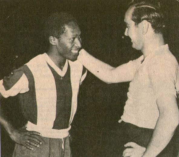 ¿Sabías que?: Alianza Lima 💙🤍 se enfrentó en un amistoso ( 27 de abril de 1954) a la selección de Uruguay 🇺🇾 campeona del mundo en 1950 en el famoso 'Maracanazo'. En la foto Roque Gastón Maspoli y Cornelio Heredia.