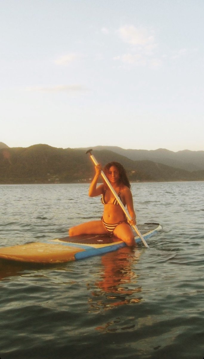 SURREAL! Any Gabrielly, hoje, durante o seu dia na praia.🧡