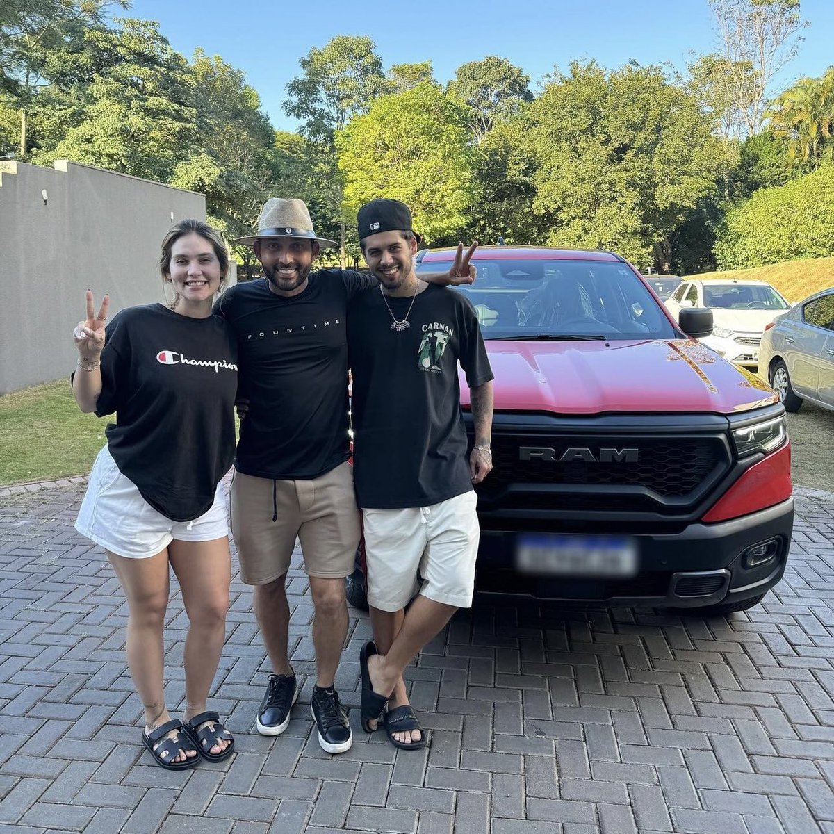 choquei's tweet photo. 🚨FAMOSOS: Virgínia deu uma Dodge Ram de presente de aniversário para o irmão.

Qual o presente mais caro que vocês já receberam do seu irmão? https://t.co/mZQUIRoLEw
