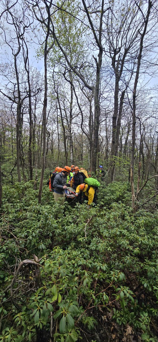 CommSAR's tweet photo. Yesterday, we joined  Sams Point Search and Rescue and @NYstateparks Rangers for a challenging Rescue Drill at Sam's Point Area of Minnewaska State Park Preserve. Miles of traveling with gear to the "subject", and evacaution through heavy ground cover. https://t.co/m93vDxgMEw