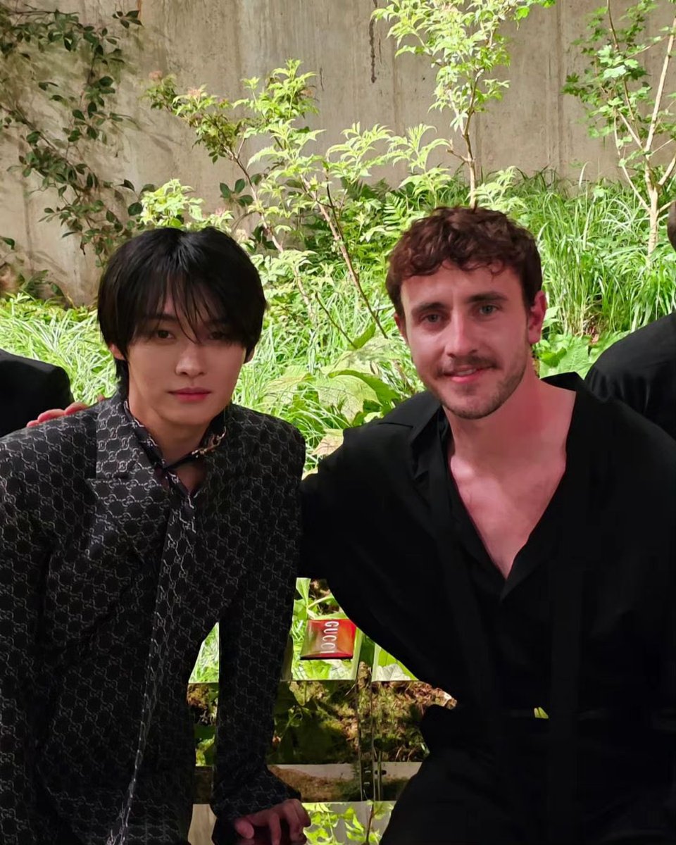 skzlatamproject's tweet photo. Lee Know con Paul Mescal 

LEE KNOW AT GUCCI LONDRA  
#LeeKnowXGucci #GucciCruise25 #GucciLondra #LeeKnow @Gucci @Stray_Kids https://t.co/A7bSJ9uXvL