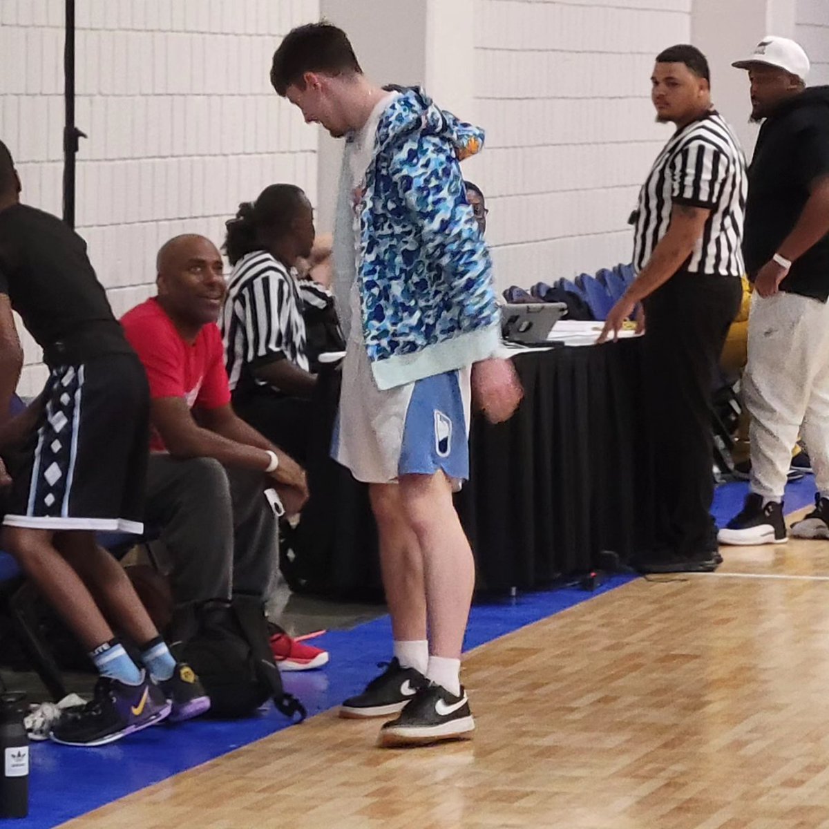 Love the interaction <a href="/PatrickMalott/">Patrick Malott</a> had with former UNC Point God Ed Cota yesterday during the <a href="/BigShotsGlobal/">BIG SH🏀TS</a> event at Greensboro Coliseum... I think he liked the shorts!