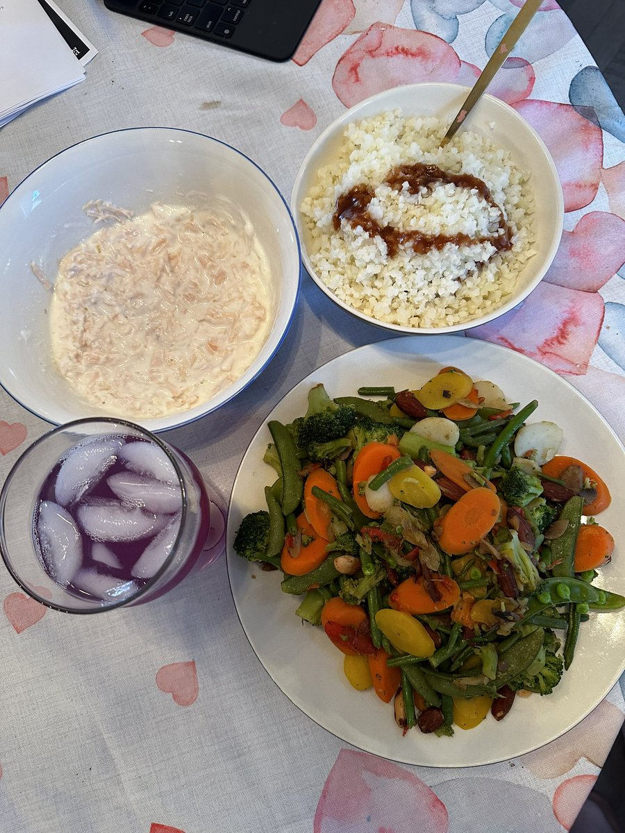 Cauliflower rice, stir fry, and chicken salad for supper😋🤙🏽