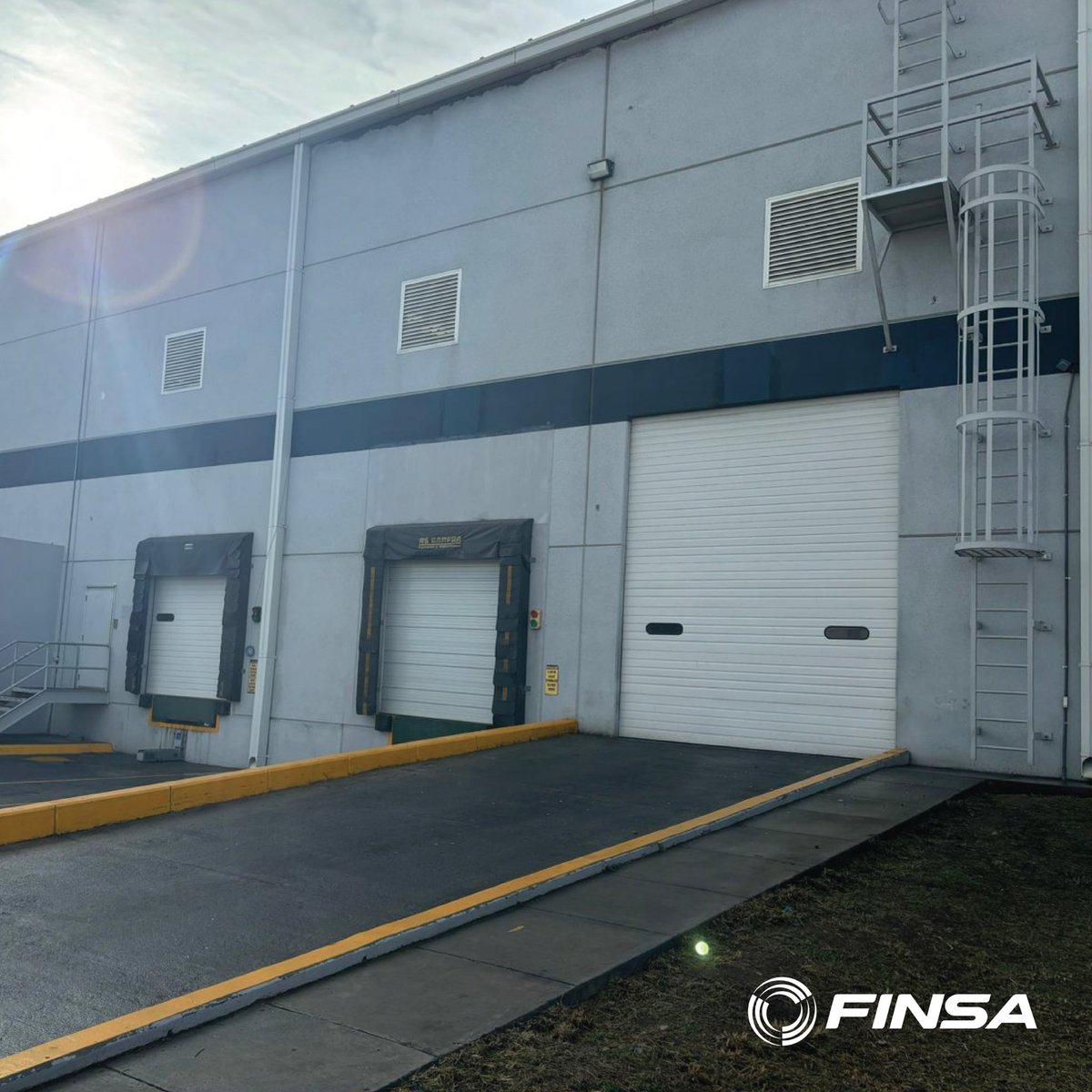 FinsaIntl's tweet photo. Ubicado en una zona industrial destacada de Nuevo León, nuestro edificio de 4,988 m² es ideal para empresas en expansión. Construido en 2014, ofrece una infraestructura moderna. ¡Contáctanos para más información! #NuevoLeón #IndustrialRealEstate #InvestInMexico https://t.co/no143OOFYC