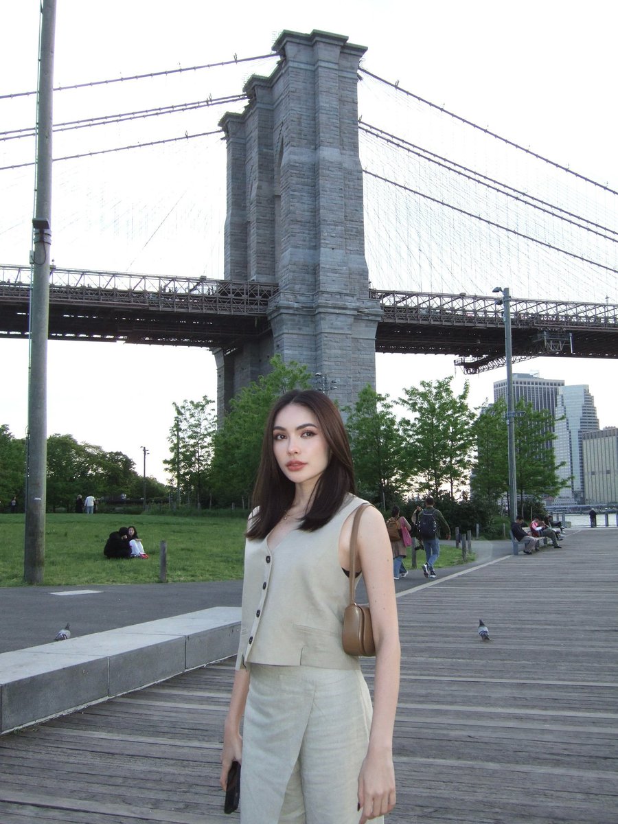 look at that view holy shit!!! new york behind her is cool too i guess