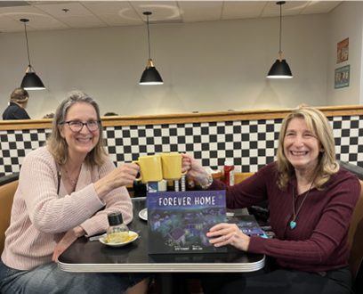 My #50PreciousWords prize-giver @CathyStenquist & I toast writing, her generous critique, & her beautiful book Forever Home, illustrated by Erica Leigh, all thanks to the fab @viviankirkfield and her judges. The writing community at its best! #PictureBooks, #WritingCommunity.