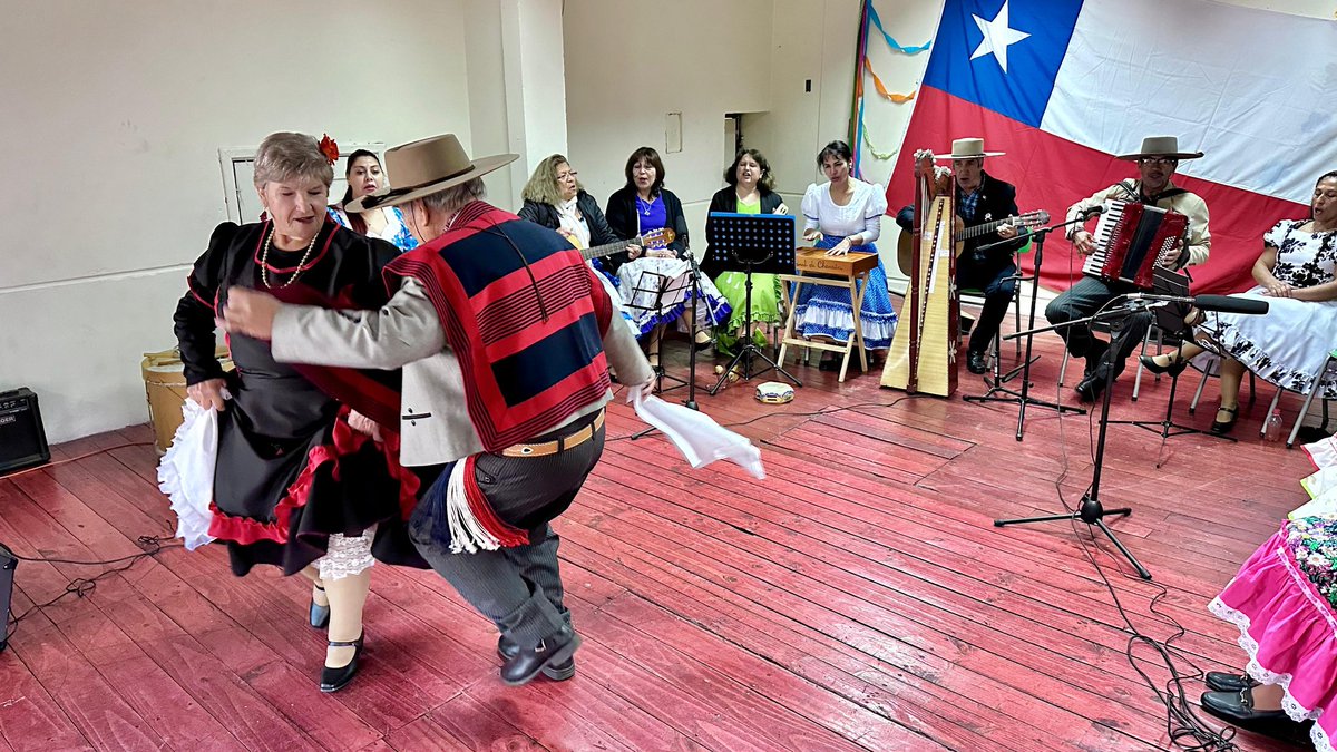 El programa Organizaciones en Acción es una iniciativa que busca fortalecer la cohesión social y el trabajo en comunidad a través de la capacitación 🫂❤
En ese orden, la Junta de Vecinos N° 8 del sector Charrúa de Cabrero, participó junto a su taller folclórico🤩🌠
