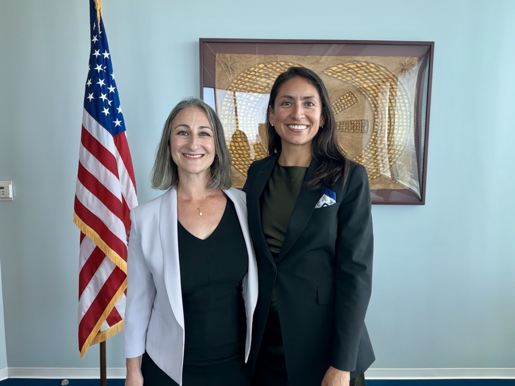 Today, @CalEPASecretary swore @CalRecycle Director Zoe Heller into office. Having served as CalRecycle's first-ever deputy director for the Division of the Circular Economy, Heller is well equipped to lead California toward a sustainable future! Please join us in celebrating!