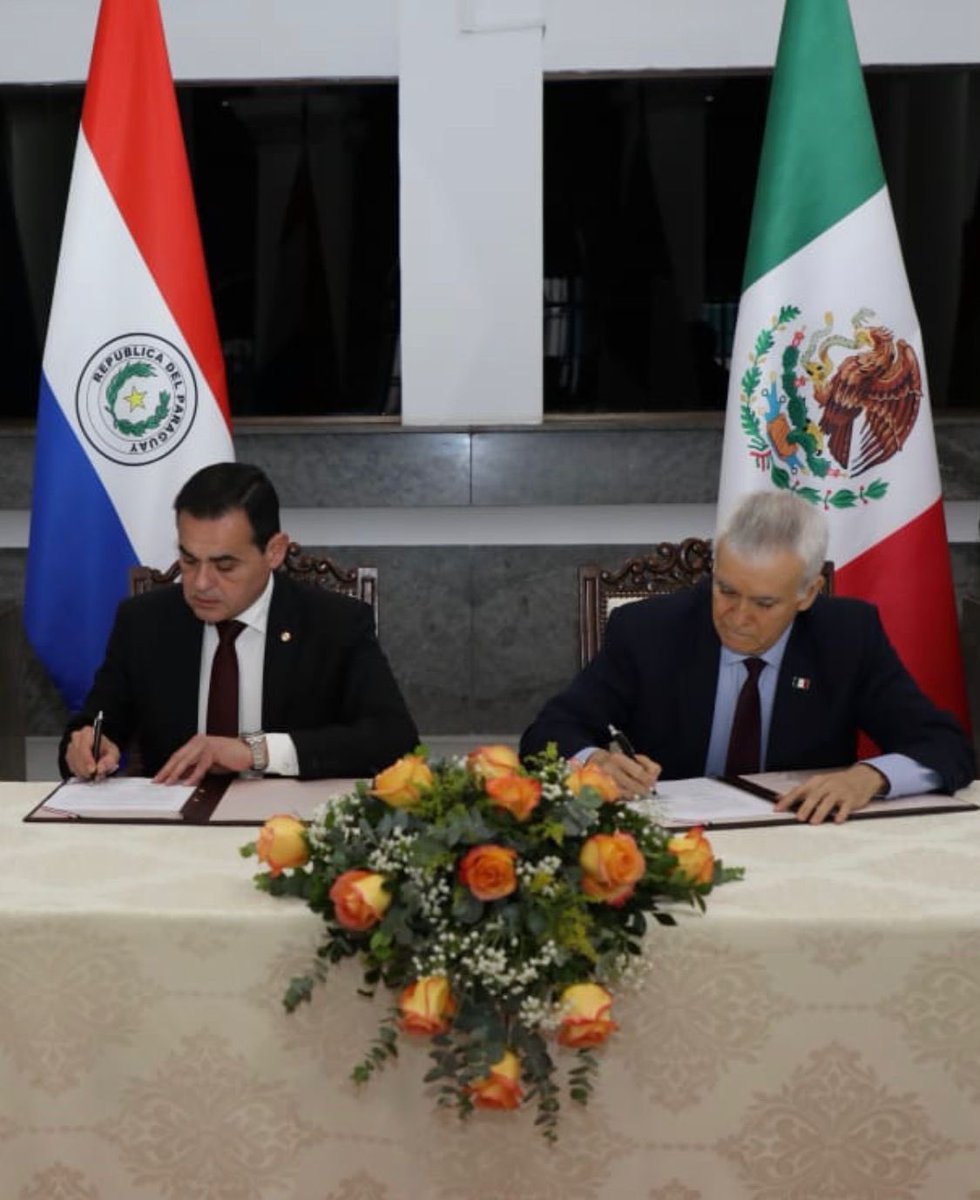 EmbaparMexico's tweet photo. El día de la fecha en la sede del @mreparaguay el Canciller Nacional y el Embajador de México en Paraguay, firmaron un MOU entre las cancillerías de 🇵🇾 y 🇲🇽 sobre Cooperación en materia de archivos histórico diplomáticos para seguir estrechando lazos de amistad y cooperación. https://t.co/lkol2G1cxG