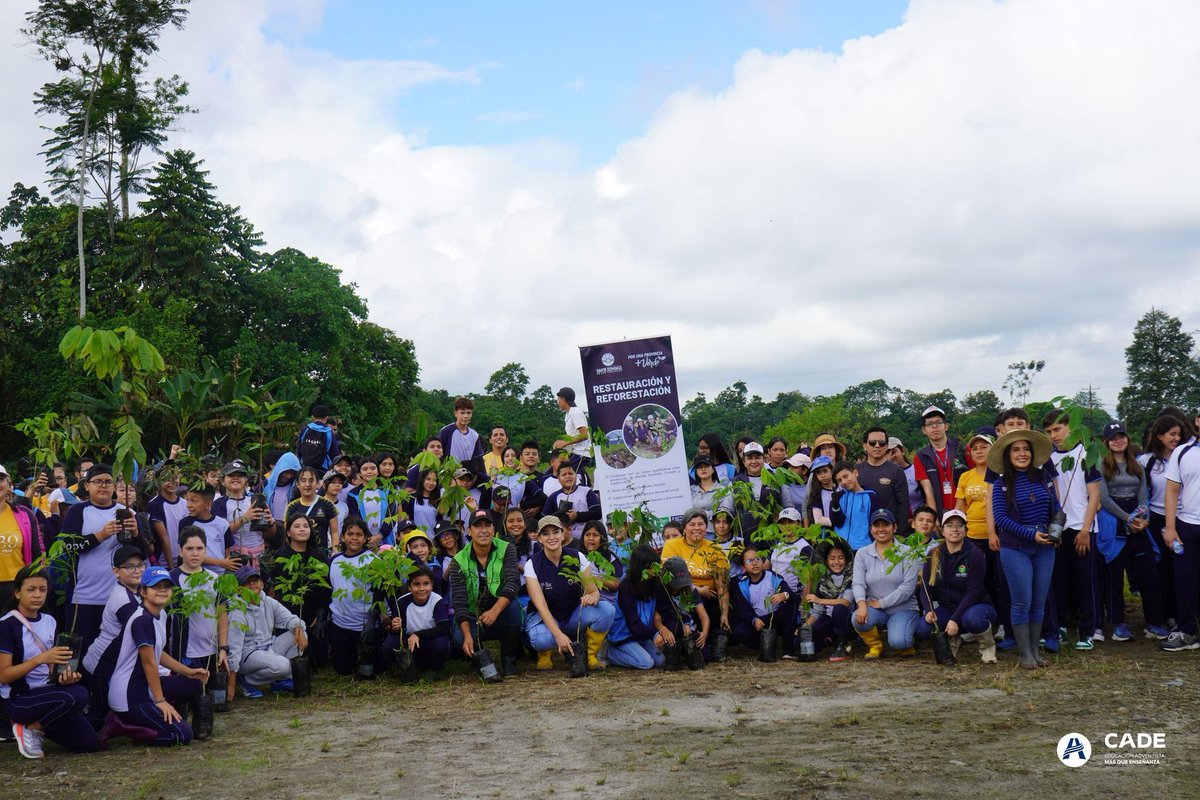 Los #alumnos del Colegio Adventista del #Ecuador, 🇪🇨 acompañados por docentes y autoridades, 💚 plantaron árboles milenarios y frutales en las 4 hectáreas del campus para promover #reforestación en la zona. 🌳🌴🌲 Lee los detales, en este enlace. 👉🏼 buff.ly/3JWgYff