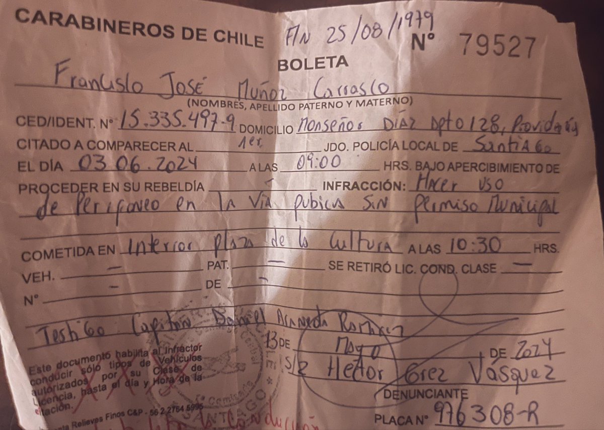 1.- En mis 44 años aprendí a cruzar la calle sin problemas y hoy me cursaron una infracción por eso. Pese a cruzar cuando no venían vehículos. 2.- Otro parte fue por “ruidos molestos”, sin máquina de decibeles. 3.- Solicitamos a Carabineros colocar dos vehículos en calle Zenteno…