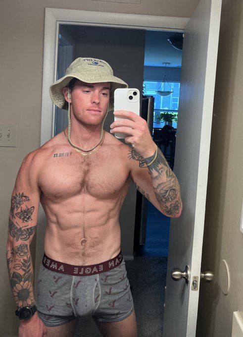 Pool boy 👨🏻&zwj;🌾 https://t.co/9I7Q68C7Cy