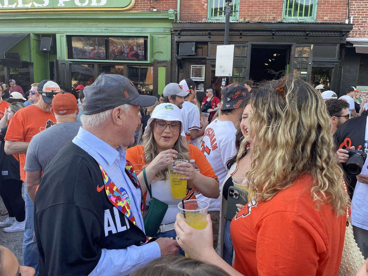 pwoodreporter's tweet photo. Spent some time with both leading Democratic candidates for U.S. Senate in Baltimore today. I met @AlsobrooksForMD visiting folks at Zeke’s Coffee and other businesses and trailed @davidjtrone with the pre-Os crowd at Pickles. 

It all comes down to tomorrow. https://t.co/nxo9TUUGYC