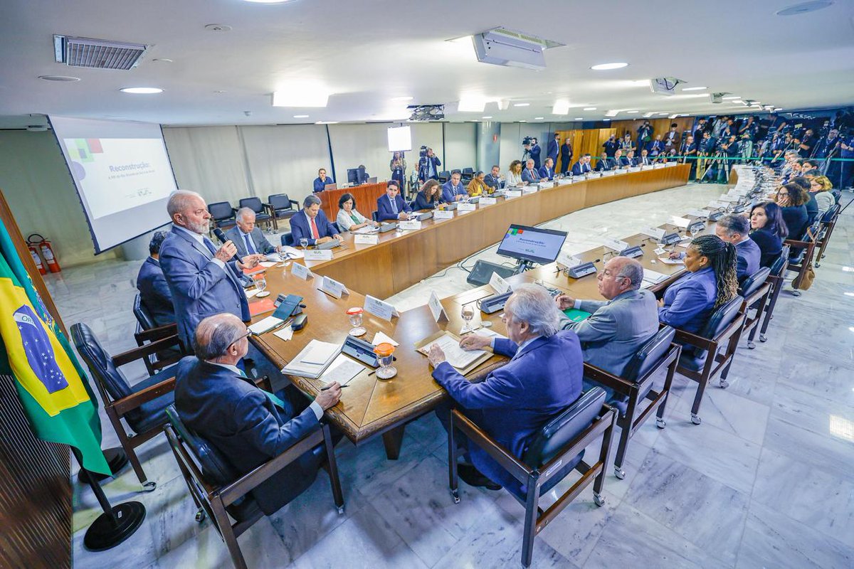 Reunimos todos os ministros e as ministras do Governo Federal para falar das ações realizadas até agora para ajudar o Rio Grande do Sul neste momento de emergência climática. Teremos mais anúncios nos próximos dias para a reconstrução do estado, ao lado do governo estadual e dos…