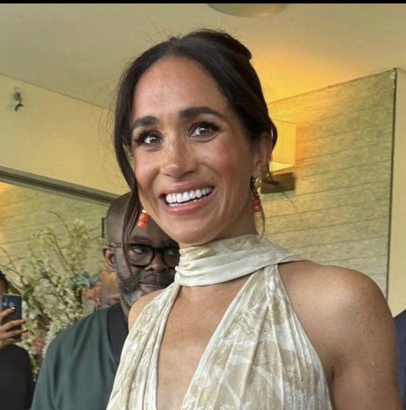 B. S. There is NO WAY #MeghanMarkle did THESE hairstyles herself. 🐮 💩 NOT. BUYING IT.