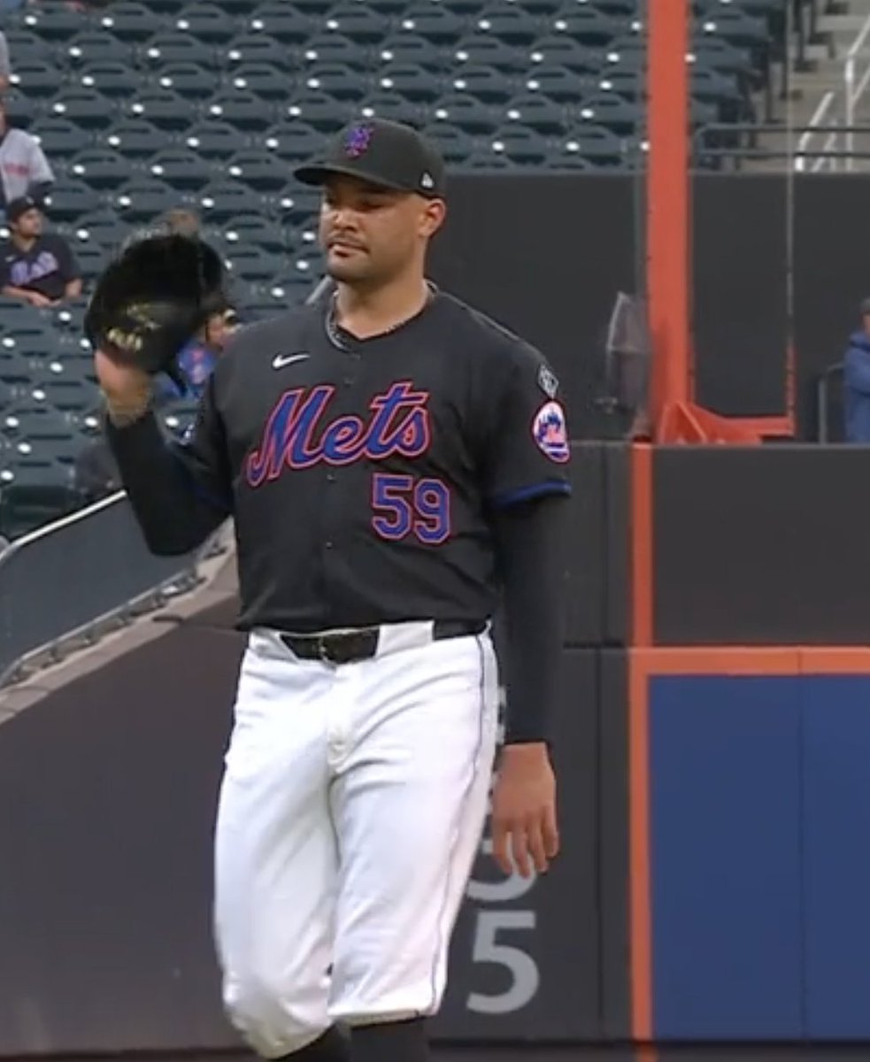 The Mets absolutely ruined their black jerseys. What an abomination. @UniWatch @PhilHecken