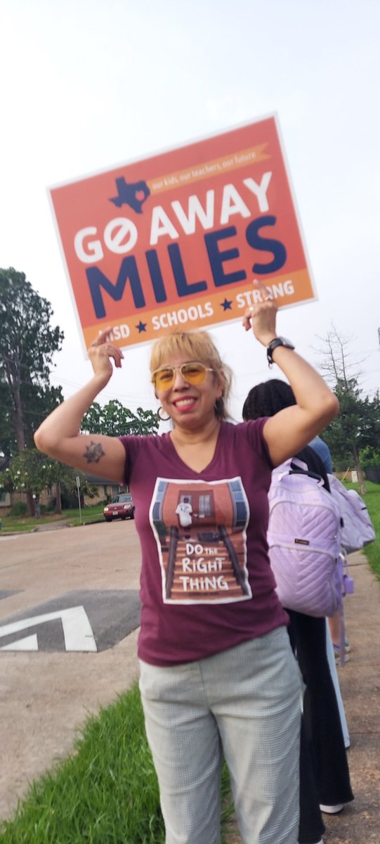chicalibrarian's tweet photo. And I was there too, natch! #HISD #ThisIsHowWeFight ✊🏽 We won't rest until @HISDSupe goes away. https://t.co/Vi6bHUdnDk