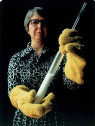 Stephanie Kwolek la química que ha salvado miles de vida, creó una fibra polimétrica mas resistente q el acero se utiliza en guantes,neumáticos,cascos, es además elaborada en chalecos antibalas y materiales de construcción. 1923-2014 Pittsburg,EE.UU