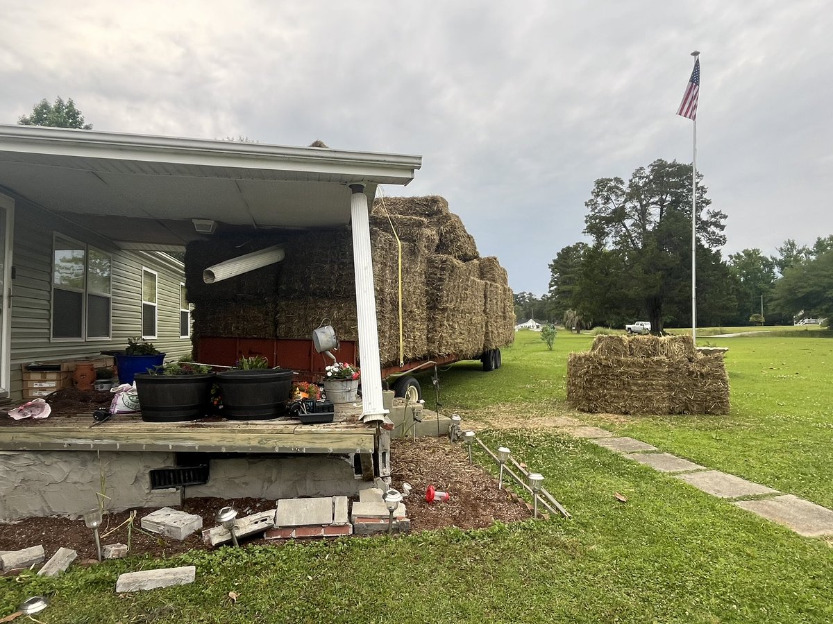 JUST IN: Trailer carrying hay detaches, crashes into porch of Conway home. bit.ly/3JZLHI9