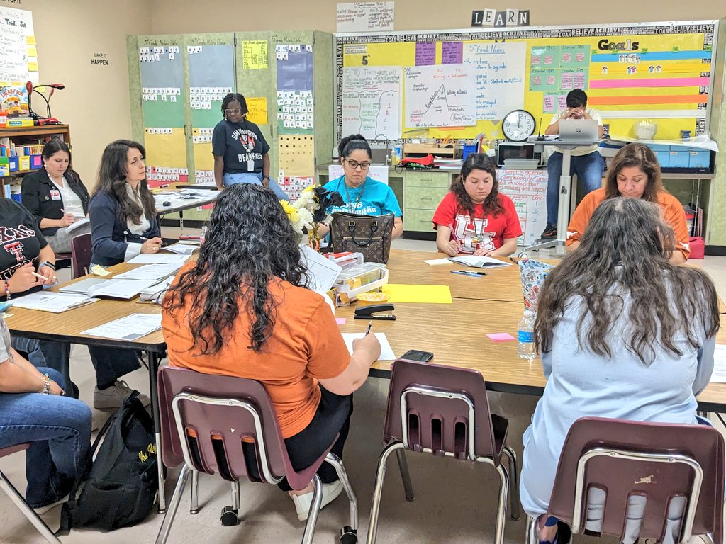 Observing @amplify coach Mr. Scarnati modeling Grade 3 #CKLA Texas in Spanish to teachers #pilotschools @Spence_AISD In the debrief, sharing the non-negotiable and flexible parts of this curriculum to participants.@DrFavy @erikl_torres @BarrsJamie @angcala @JVillarrealAISD