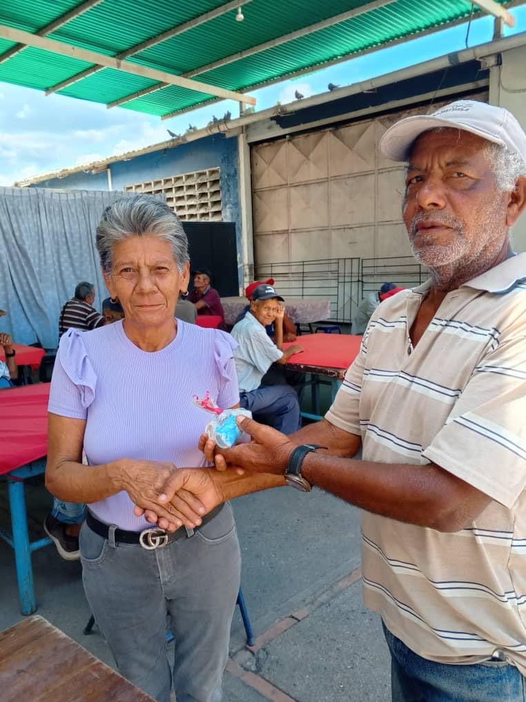 En los pequeños detalles se demuestra el verdadero valor y aprecio ✨💖

Todas las personas merecen ser valoradas y con la sencillez de un gesto se demuestra la verdadera riqueza: el amor y la solidaridad 💝