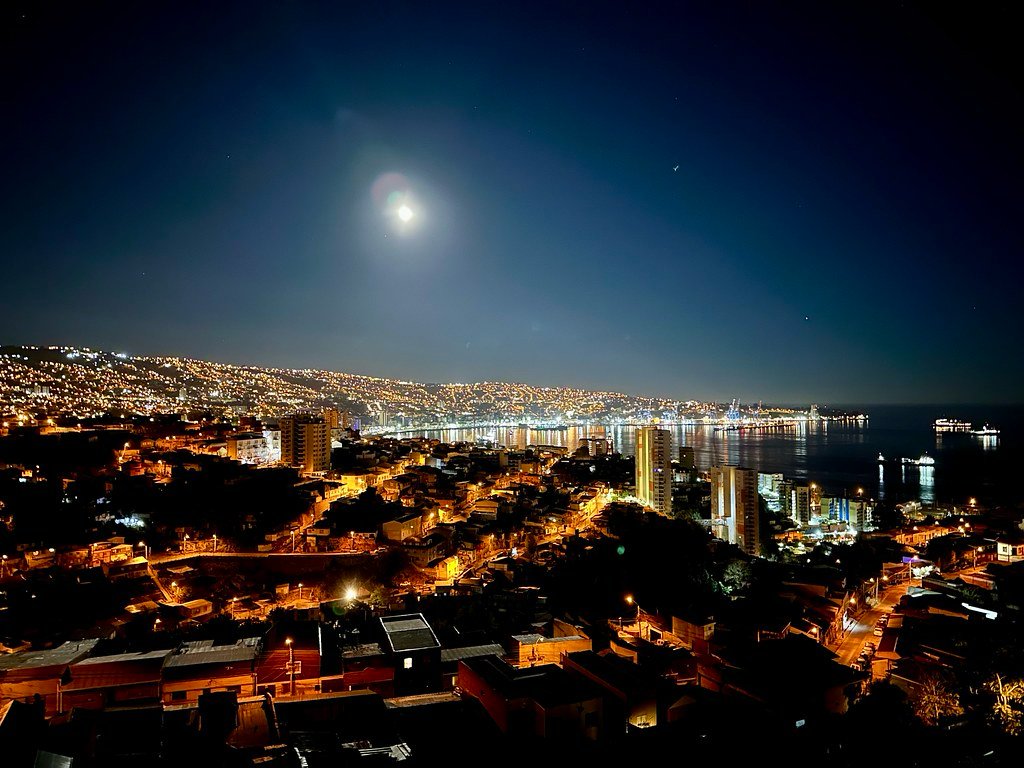 La luna y Valparaíso flic.kr/p/2pMqwsQ #ApuntesyViajes 🧳🌎 #Valparaíso #ApuntesyViajesChile 🚎🇨🇱