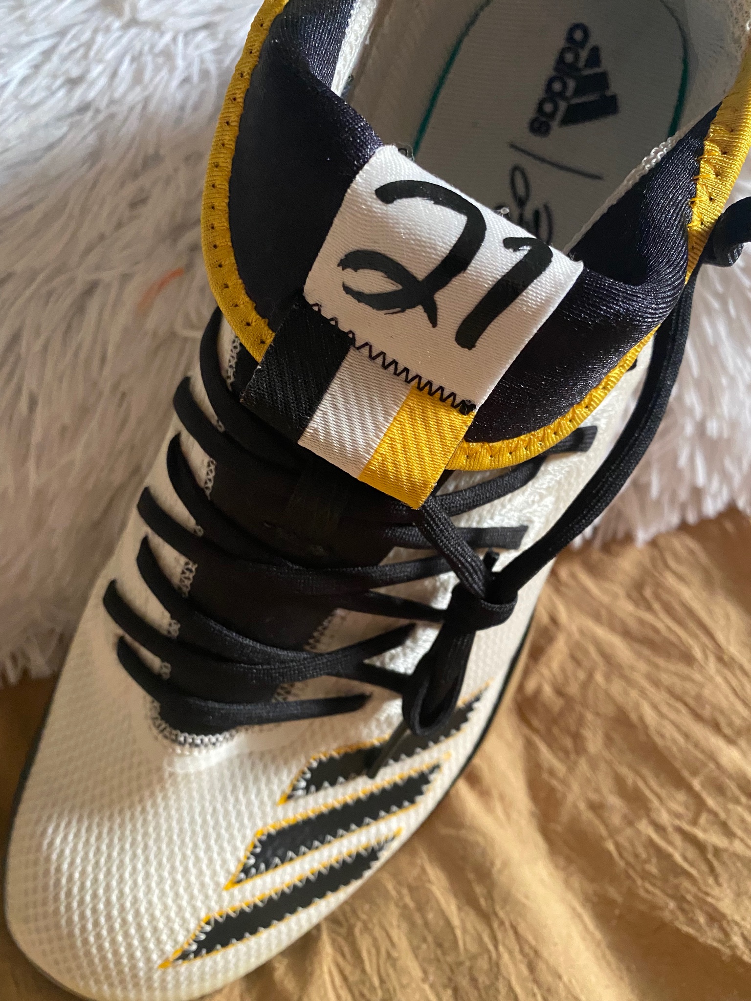 Talkin 21 on X CLEMENTE COLLECTIBLE In 2018 adidas designed this Roberto Clemente Icon 4 men s turf sneaker. Pretty cool to see how his distinctive signature was replicated on the footwear. https t ...