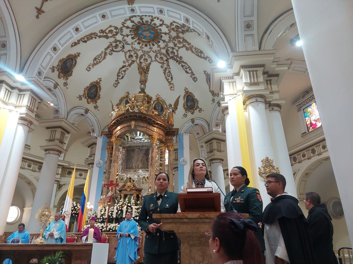 La #PrimeraBrigada acompañó las actividades durante el segundo rosario nacional por La Paz y la Reconciliación de Colombia 🇨🇴, además de exaltar la labor de las mujeres al servicio de la patria, especialmente las del departamento de #Boyacá #SiempreATuLado