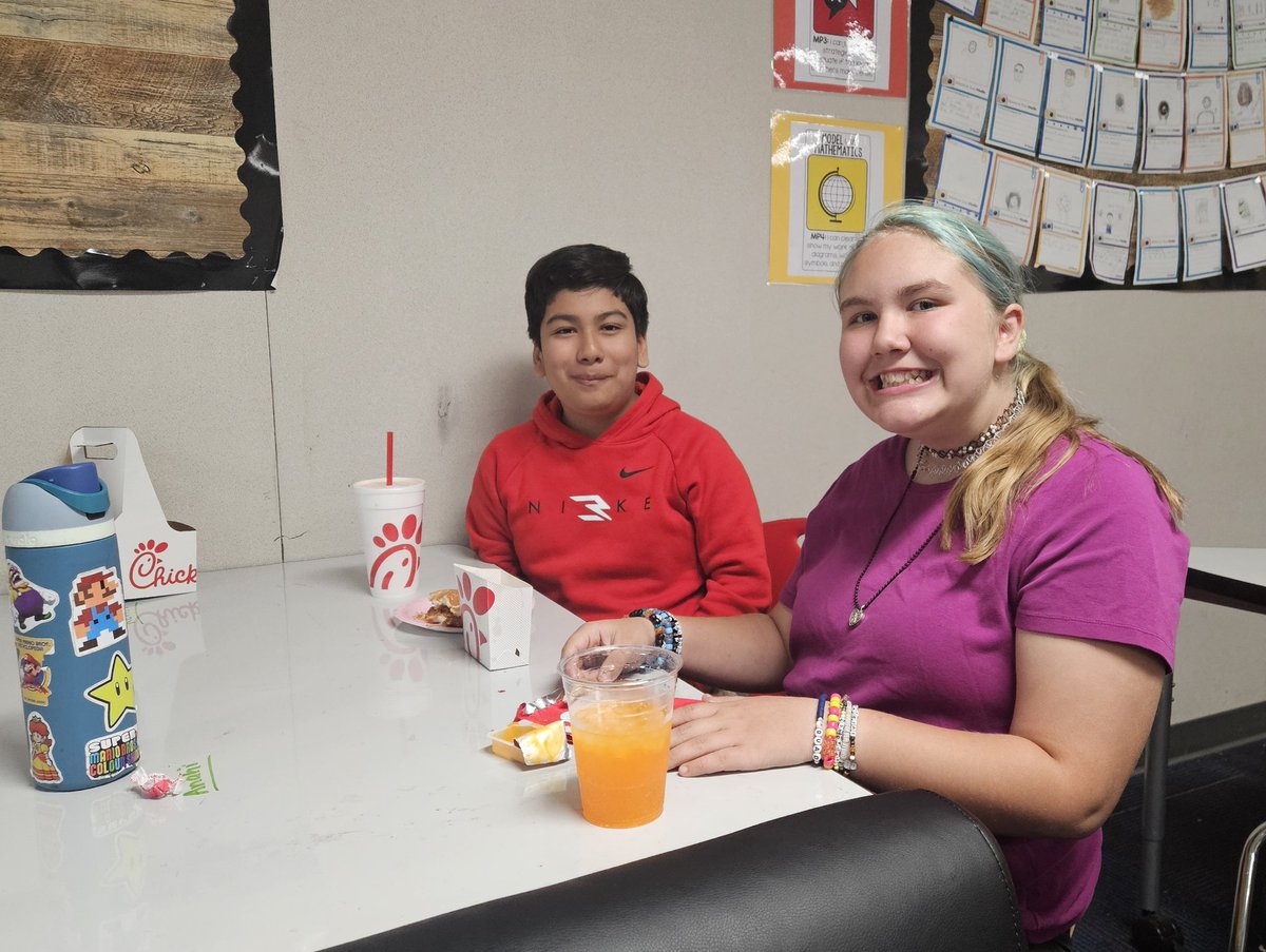 @BostoniaGlobal students use their @PBISRewards points to have lunch with Maestra! @ChickfilA #communitybuilding #positivebehavior #somosLobos
@MtraRamosR @Maestra_VRocha @CajonValleyUSD @NerelWinter