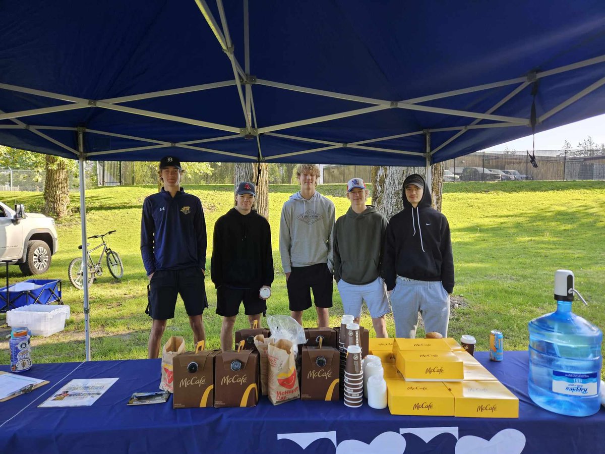 Few of the Jets Players spent Mother’s Day out at the Run for Mom event! 💐🏃‍♀️🛩️ Volunteering and giving back! What your Jets are about. Boys handing out coffee and fuel snacks for those runners! ☕️ #runformom #chilliwack #community #mothersday #volunteering #jetshockey