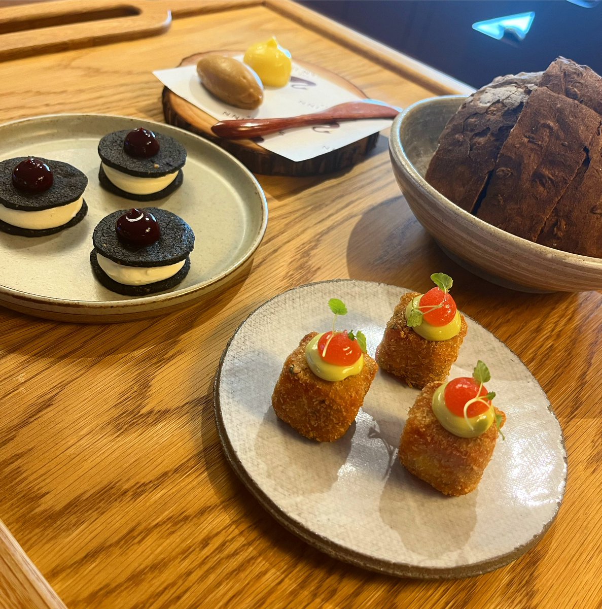 Paul Welburn (@paulwelburn) on Twitter photo Snacks … black cow custard creams & blackberry ketchup … crispy pigs with smoked leek and rhubarb … Cotswold country bread and whipped honey butter and whipped malt / yeast butter .. <a href="/MichelinGuideUK/">The MICHELIN Guide</a> <a href="/AAHospitality/">AA Hospitality</a> Snacks … black cow custard creams & blackberry ketchup … crispy pigs with smoked leek and rhubarb … Cotswold country bread and whipped honey butter and whipped malt / yeast butter .. <a href="/MichelinGuideUK/">The MICHELIN Guide</a> <a href="/AAHospitality/">AA Hospitality</a>