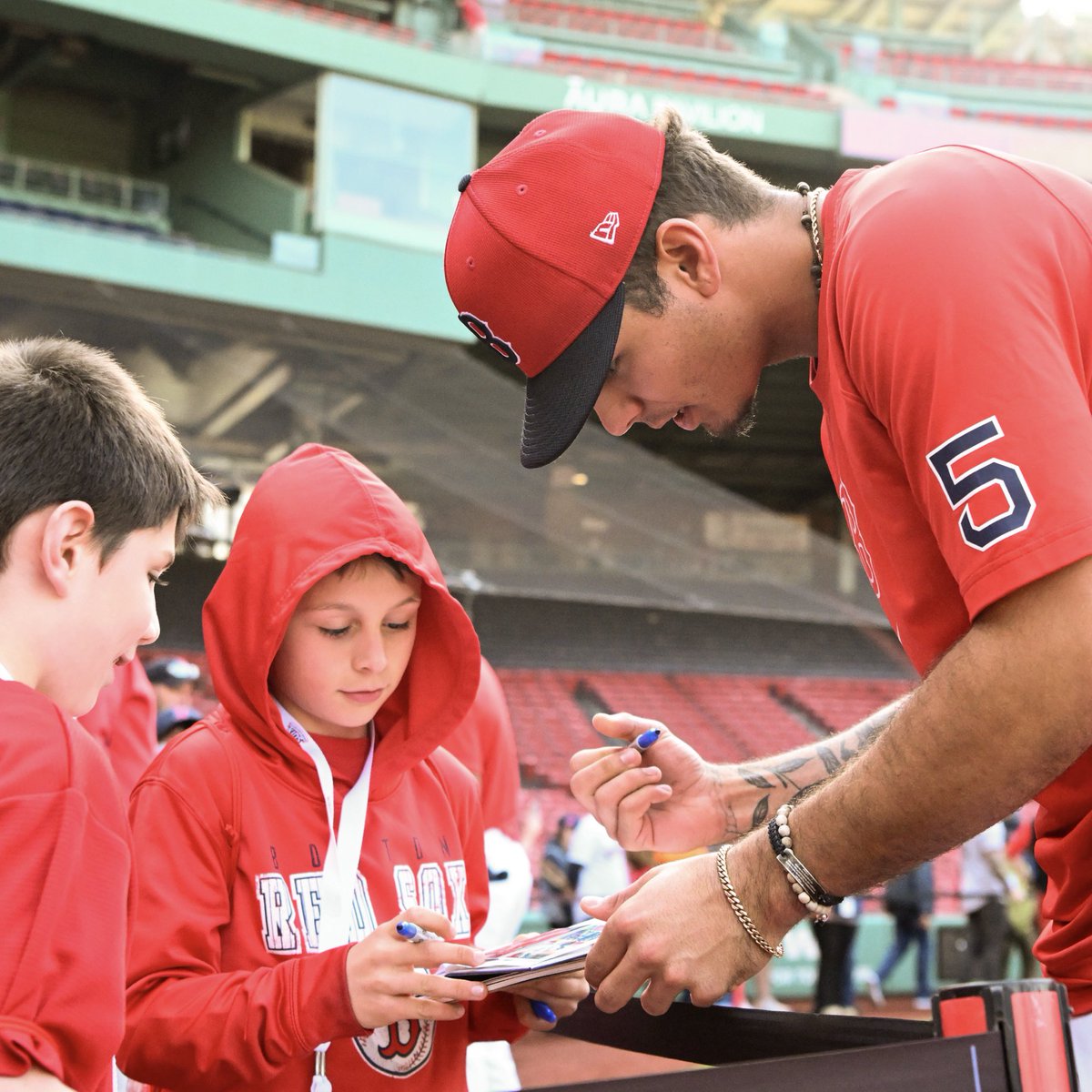 Big-league autographs are the best
🤩🖊️