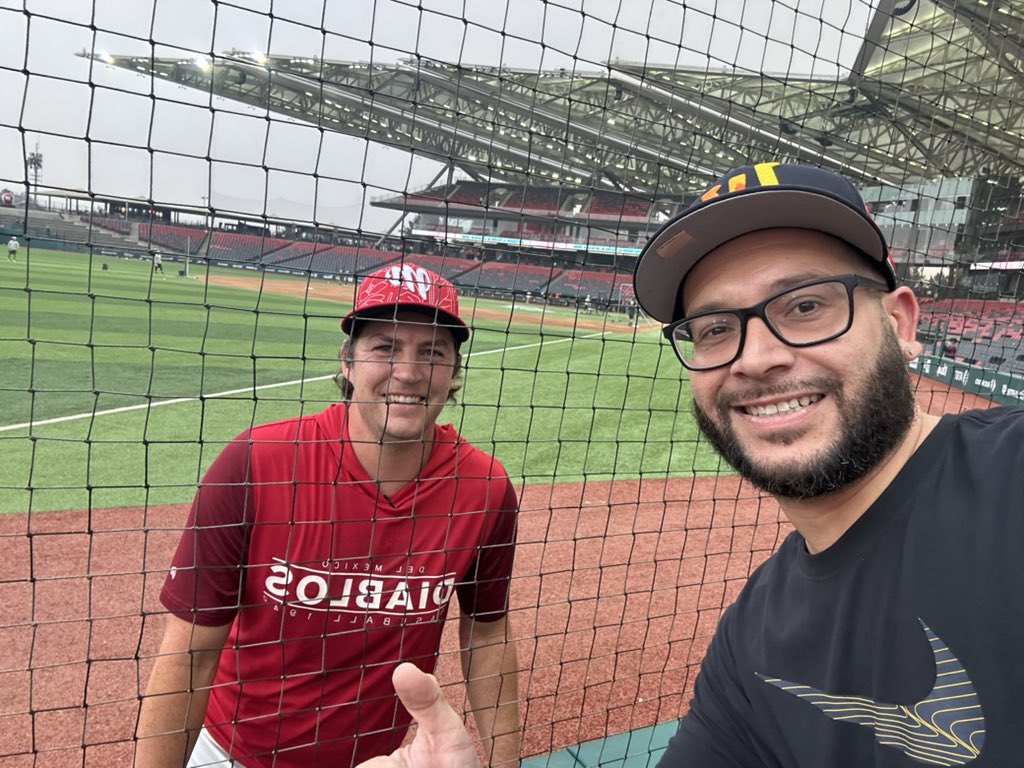 Came all the way to Mexico City and I wanted to make sure that I could get out here and watch a baseball game, this was the only player I was hoping to meet thankfully we made it happen. @BauerOutage appreciate the time and the 📸 @DiablosRojosMX #TrevorBauer