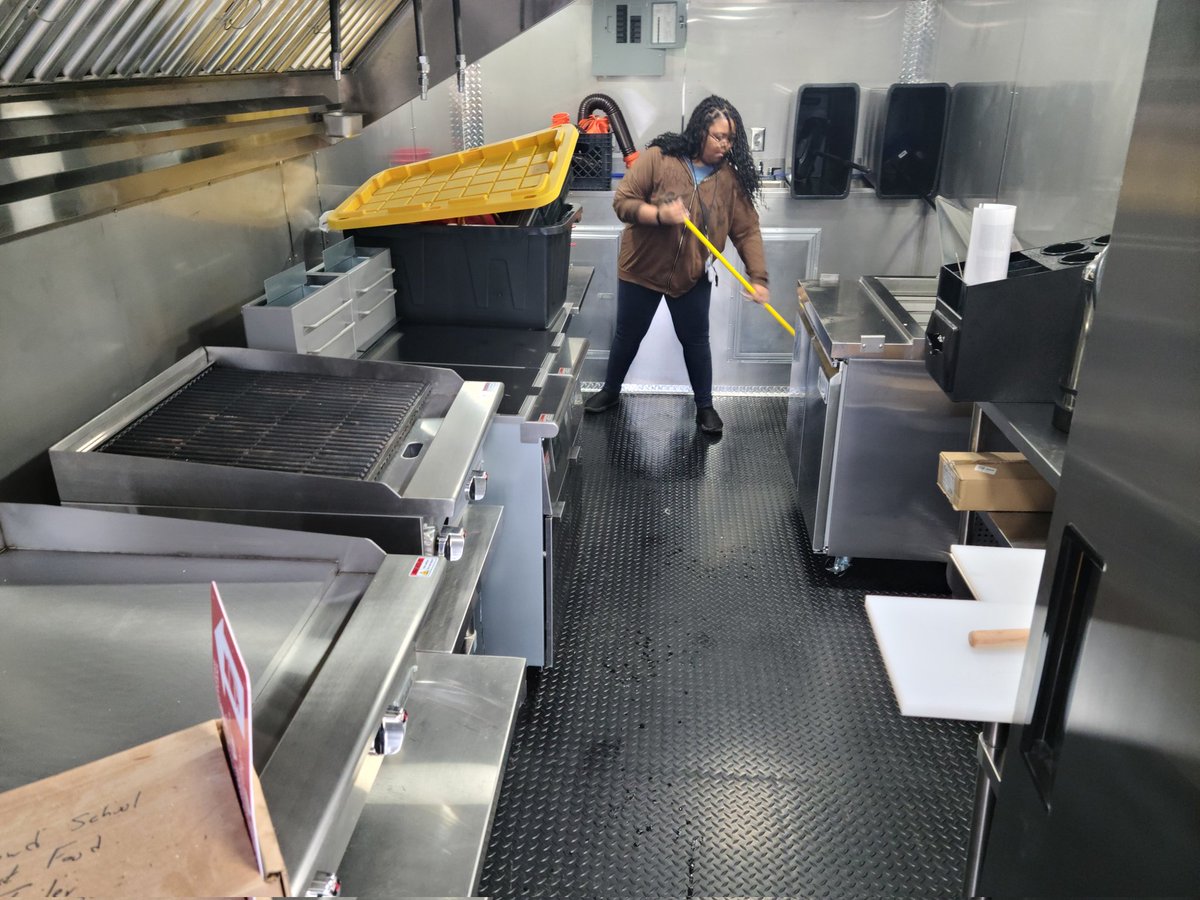 Thanks to the fab work of @Gwd50Schools maintenance dept, the new @rtclunchbox (IG/FB only) student-run food trailer is nearly ready!   Some great students came back & stayed over after school to clean/organize.   DHEC inspects Wed!  #madeinprostart #CTEinSC @JimStill23  @rtcgwd